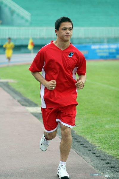 Ngay sau khi có mặt tại Việt Nam, Emil Lê Giang đã bắt đầu tập làm quen với sân bãi và điều kiện thi đấu cũng như thời tiết tại Việt Nam.